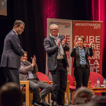 1 Benoît Hamon salue le public à la fin de son intervention, en allant de part et d'autre du Théâtre Fémina, Bordeaux #benoithamon2017