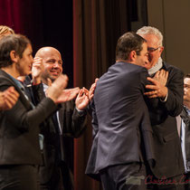 Longue, très longue accolade et échange de propos entre Jean-Marie Darmian et Benoît Hamon. Théâtre Fémina, Bordeaux #benoithamon2017