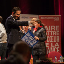 Benoît Hamon salut telle ou telle connaissance, ici ou là. Théâtre Fémina, Bordeaux #benoithamon2017