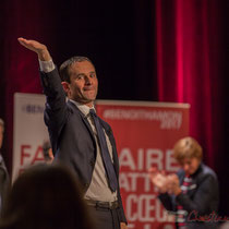 2 Benoît Hamon salue le public à la fin de son intervention, main levée. Théâtre Fémina, Bordeaux #benoithamon2017