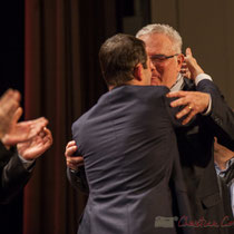 Longue, très longue accolade et échange de propos entre Jean-Marie Darmian et Benoît Hamon. Théâtre Fémina, Bordeaux #benoithamon2017