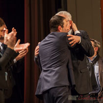 Longue, très longue accolade et échange de propos entre Jean-Marie Darmian et Benoît Hamon. Théâtre Fémina, Bordeaux #benoithamon2017