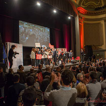 2 Un public qui applaudit longuement les orateurs et intervenantes soutenant Benoît Hamon. Théâtre Fémina, Bordeaux #benoithamon2017