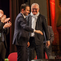 Longue, très longue accolade et échange de propos entre Jean-Marie Darmian et Benoît Hamon. Théâtre Fémina, Bordeaux #benoithamon2017