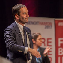 2 Benoît Hamon salue le public à la fin de son intervention. Théâtre Fémina, Bordeaux #benoithamon2017