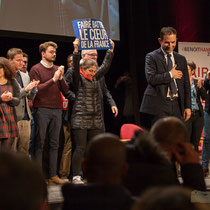 2 En présence des Jeunes Socialites, Benoît Hamon salue le public et savoure ce moment unique. Théâtre Fémina, Bordeaux #benoithamon2017