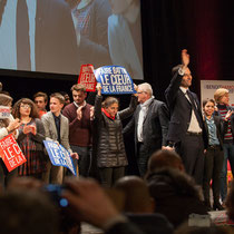 5 En présence des Jeunes Socialites, Benoît Hamon salue le public et savoure ce moment unique. Théâtre Fémina, Bordeaux #benoithamon2017