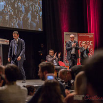 4 Benoît Hamon salue le public à la fin de son intervention, en allant de part et d'autre du Théâtre Fémina, Bordeaux #benoithamon2017