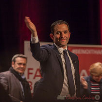 3 Benoît Hamon salue le public à la fin de son intervention, main levée. Théâtre Fémina, Bordeaux #benoithamon2017