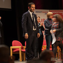 Benoît Hamon savoure ces instants mémorables dans la vie d'un homme politique. Théâtre Fémina, Bordeaux #benoithamon2017