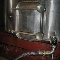 Porte  et cuve inox pour les fermentations. Château Roquebrune, Cénac, 2 octobre 2007 