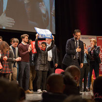 3 En présence des Jeunes Socialites, Benoît Hamon salue le public et savoure ce moment unique. Théâtre Fémina, Bordeaux #benoithamon2017