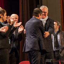 Longue, très longue accolade et échange de propos entre Jean-Marie Darmian et Benoît Hamon. Théâtre Fémina, Bordeaux #benoithamon2017