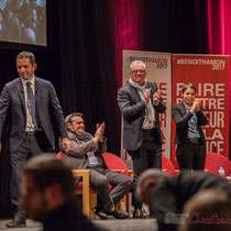 2 Benoît Hamon salue le public à la fin de son intervention, en allant de part et d'autre du Théâtre Fémina, Bordeaux #benoithamon2017