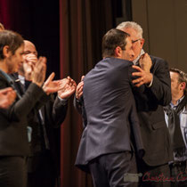 Longue, très longue accolade et échange de propos entre Jean-Marie Darmian et Benoît Hamon. Théâtre Fémina, Bordeaux #benoithamon2017