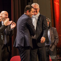 Longue, très longue accolade et échange de propos entre Jean-Marie Darmian et Benoît Hamon. Théâtre Fémina, Bordeaux #benoithamon2017