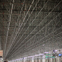 Intérieur nuit, quais d'arrêt du TGV, en direction du Nord, verrière métallique en cours de rénovation, Gare Saint-Jean, Bordeaux