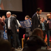 1 En présence des Jeunes Socialites, Benoît Hamon salue le public et savoure ce moment unique. Théâtre Fémina, Bordeaux #benoithamon2017