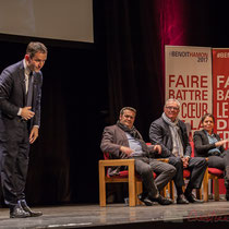 1 Benoît Hamon salue le public à la fin de son intervention. Théâtre Fémina, Bordeaux #benoithamon2017