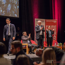 3 Benoît Hamon salue le public à la fin de son intervention, en allant de part et d'autre du Théâtre Fémina, Bordeaux #benoithamon2017