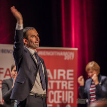 1 Benoît Hamon salue le public à la fin de son intervention, main levée. Théâtre Fémina, Bordeaux #benoithamon2017