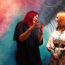 Claudia Acksteiner erklärt Künstlerin Kendra Troschel ihre Kunst © PASHMIN ART