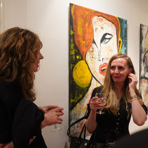 links im Bild Maja Botzum - Künstlerin und persönlicher Gast © PASHMIN ART