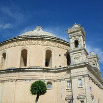 Diese riesige Kuppel gehört zur Kirche in Mosta, aber dazu später.