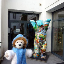 Gleich am Eingang begrüßt uns dieser Berlin Buddy Bär.