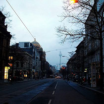 Das ist sie - die Oranienburger Straße. Auf der linken Seite sieht man schon von weitem die Kuppel der Synagoge.