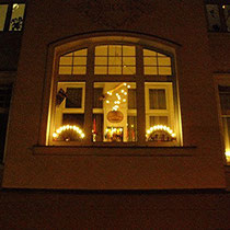 Die meisten Fenster sind nun weihnachtlich geschmückt.
