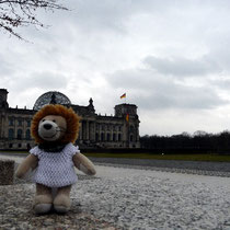 Der Reichstag - und ich hab eine geile Kopfbedeckung.