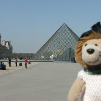Das ist die gläserne Eingangspyramide zum Louvre.