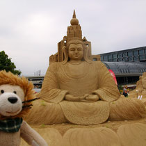Ein Buddha zu Besuch soll ein glückliches Zeitalter einläuten. Berlin soll eine Stadt des Friedens sein und bleiben!