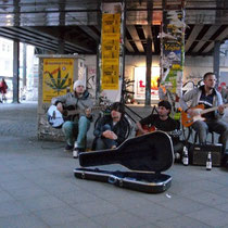 Und das war die Überraschung überhaupt. Livekonzert unter der S-Bahn-Brücke.