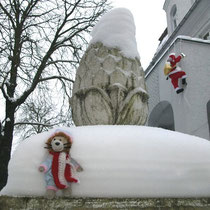 Dieses Bild ist für Steffen! Du siehst, wir haben auch mannshohen Schnee! Sogar der Weihnachtsmann ergreift die Flucht nach oben.
