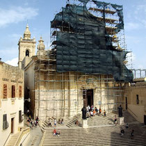 Das ist die Kathedrale von Gozo. Eine große Freitreppe, Barocke Fassade - wegen der Restaurierung ist leider gerade nicht viel zu sehen. Die sonst übliche Kuppel gibt es innen auch nicht. Sie ist "nur" gemalt.