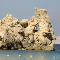 Seht Ihr auch einen Pinguin auf die Felsen klettern?