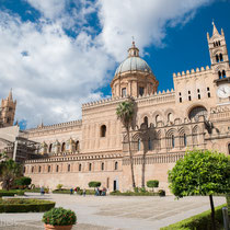 Palermo - Der Dom - 1184 errichtet - wurde mehrfach umgebaut und erhielt im 18 Jahrh. eine Barockkuppel