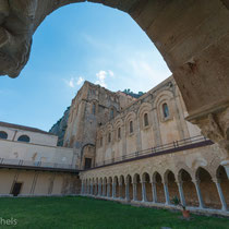 Cefalù - Der Kreuzgang im Kloster mit Kapitälen aus dem 12. Jahrhundert.