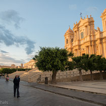 Noto - doppeltürmige Fassade der Kathedrale mit Vierungskuppel über dem dreischiffigen Innenraum