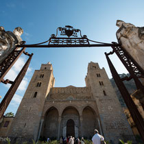 Cefalù - Der Dom San Salvatore, geplant von Roger II. als Dank für seine Rettung vor einem Sturm.