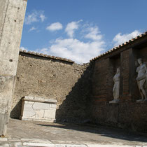 Pompéi - Le Sacellum et ses statues.