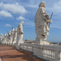 Le Vatican - Vue rapprochée des statues  depuis le toit terrasse, au pied de la coupole -