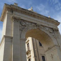 Noto - Porta Réale. Point de départ du Corso Emmanuele. Entrée monumentale en arc de triomphe surmonté d"un pélican, D'un chien et d'une tour.