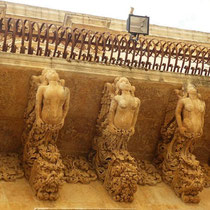 Noto - Statues sirènes sculptées.
