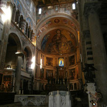 Pise - Le Duomo - Le choeur - Vingt-sept peintures, décorent la galerie derrière l'autel.