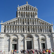 Pise - Le Duomo - Sa façade principale avec trois galeries à colonettes et ses trois portes en bronze.