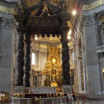 Le Vatican - Baldaquin de Bernin à colonnes torsadées. Il est placé au-dessus de l'autel Papal et du tombeau de St Pierre -