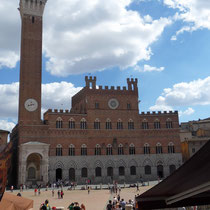 Sienne - SLe palazzo publico et l'impressionnante Torre del Mangia.